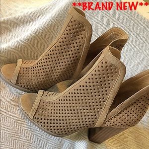 **Brand new** Suede Lucky Brand booties 👠❤️😍